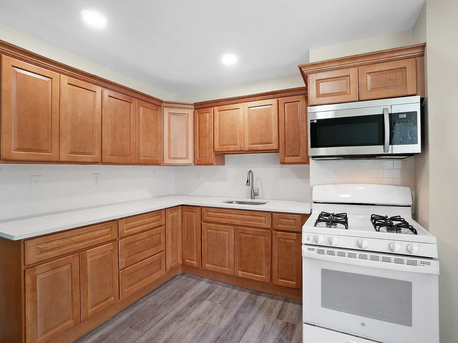 4 bed, 1000 sqft, $2,200 — Photo 2