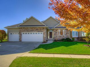 1121 Goldenray Dr, Faribault, MN 55021