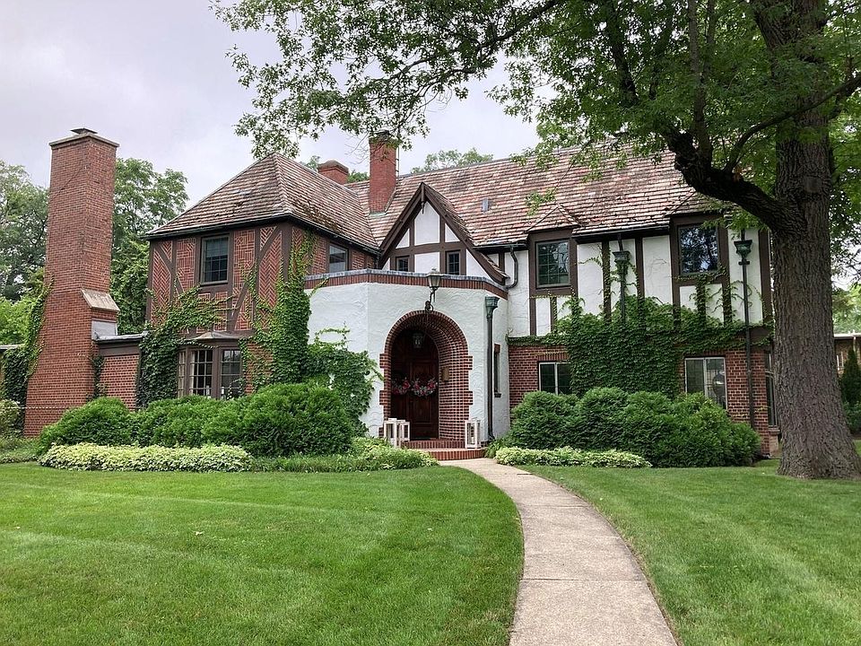 1st image of 3268 Summit Ave
