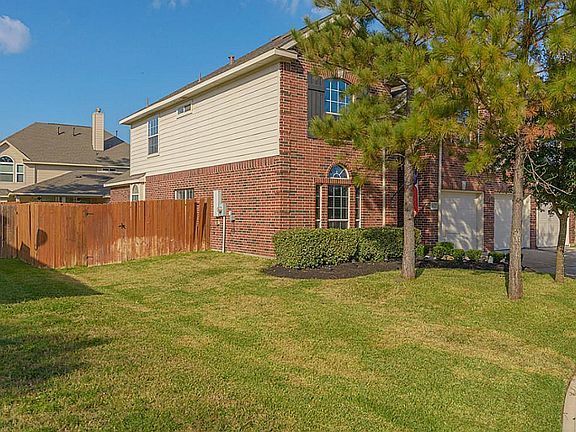 All brick front on cul-de-sac.