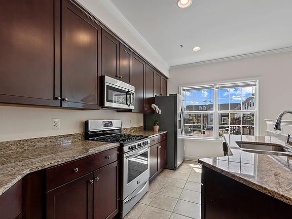 5th image of 830 Ryan St