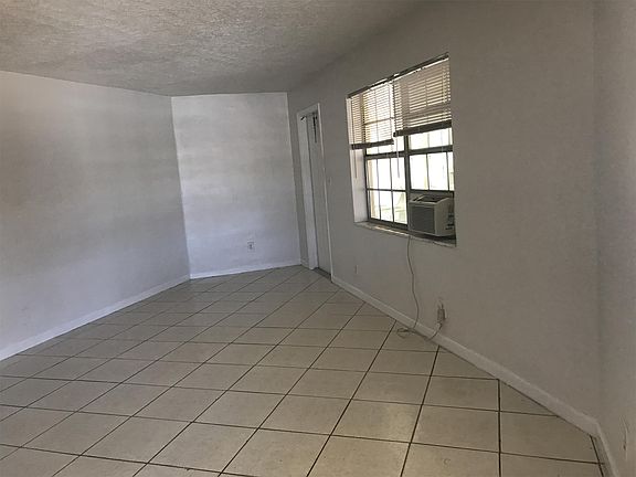 2nd image of 900 NE 14th St APT 27