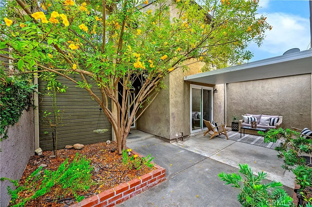4 bed, 2.5 bath, 2105 sqft, $4,300 — Photo 4