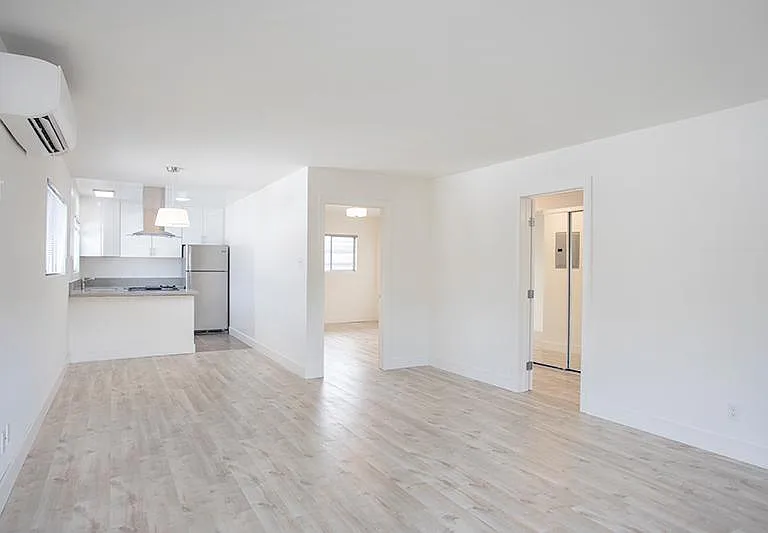 377 W Lexington Dr #8 — Photo 13