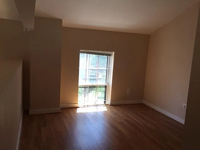 2120 E Broad St #10 — Photo 7