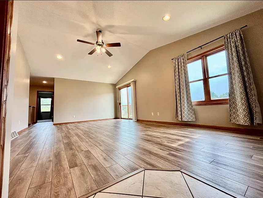 4 bed, 2751 sqft, $2,250 — Photo 4