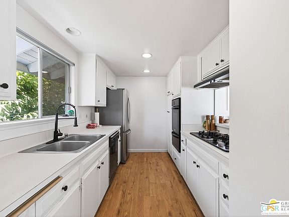 3rd image of 2891 Bayshore Ave