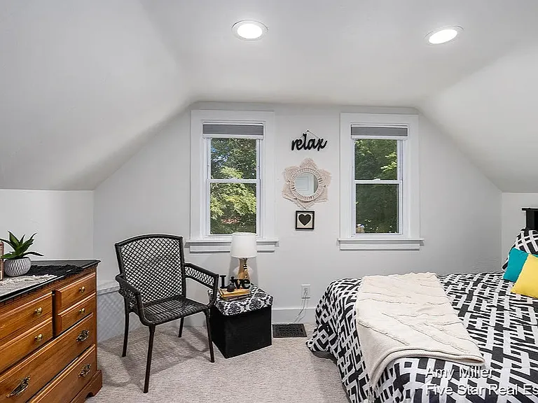 542 Henry Ave SE — Photo 9