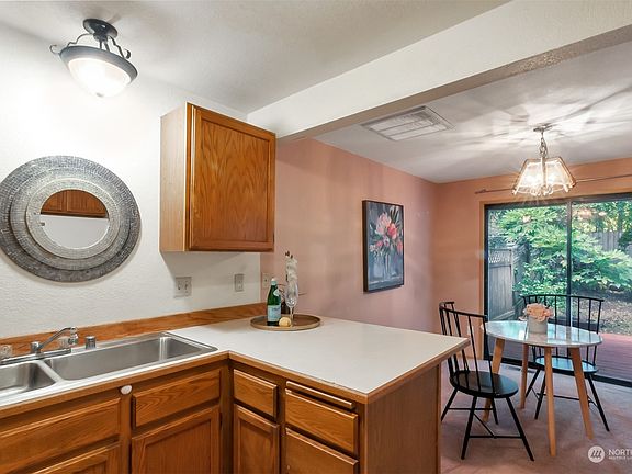 4th image of 13151 Lakeridge Circle NW
