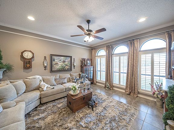 4th image of 3307 Woodhaven Dr