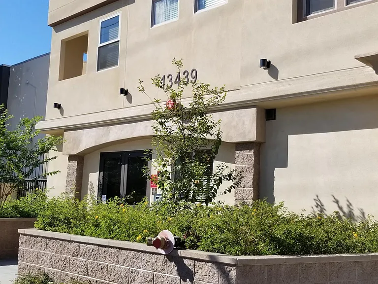 13439 Burbank Blvd — Photo 19