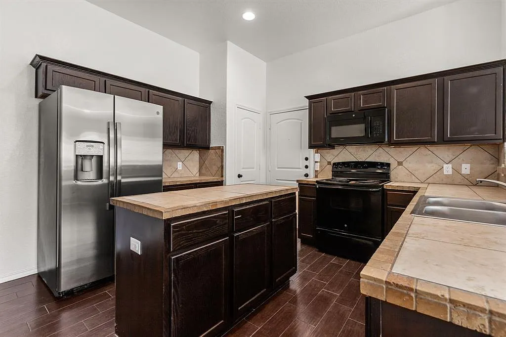 3 bed, 2.0 bath, 1281 sqft — Photo 3