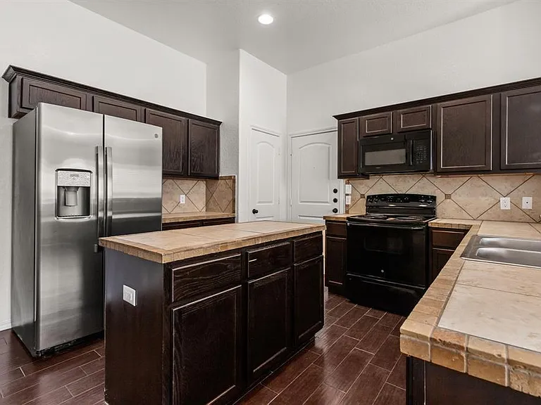 586 Creekside Cir — Photo 3