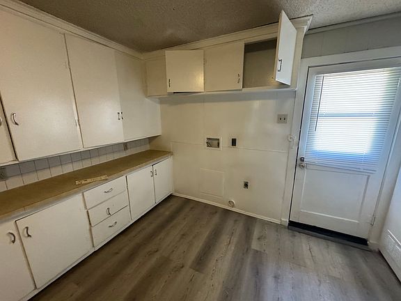 4th image of 2450 Russell Ave