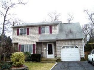 10 Oleander Ln, Center Moriches, NY 11934