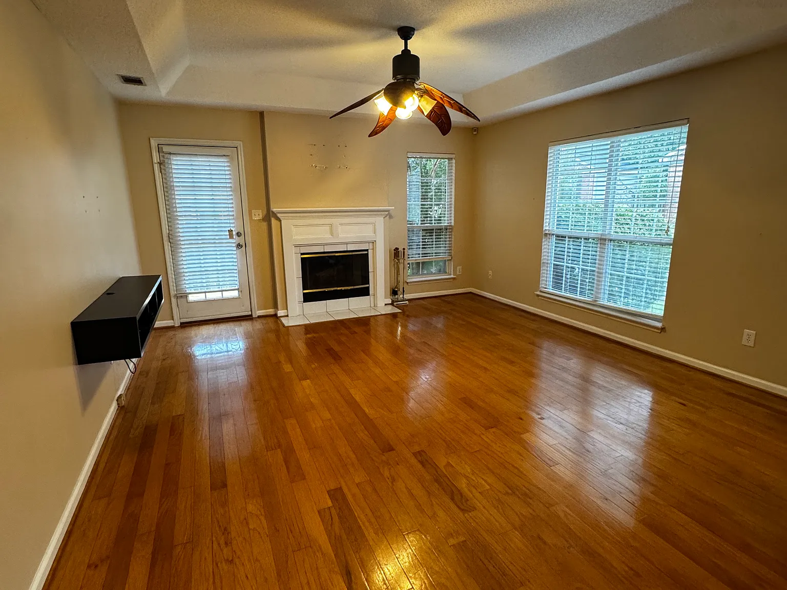 3 bed, 1261 sqft, $1,900 — Photo 3