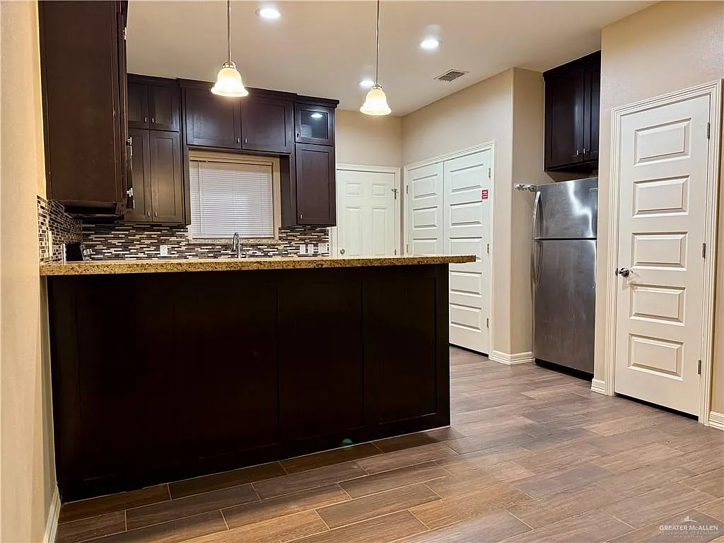 2 bed, 2.0 bath, 950 sqft, $1,000 — Photo 4