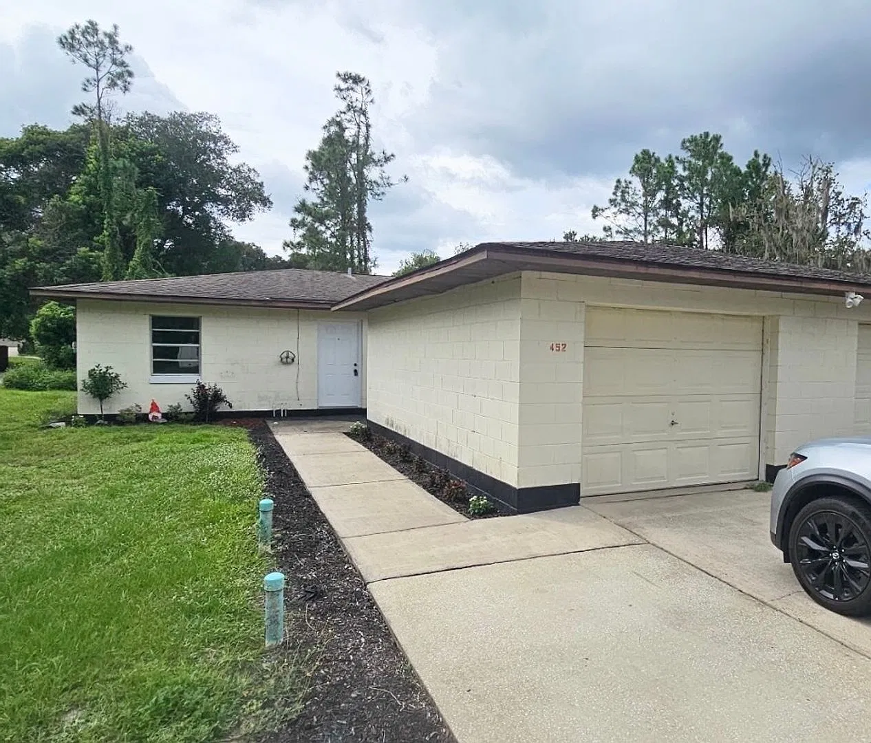 2/2 Bath Half Duplex with Single Car detached garage. — Photo 1