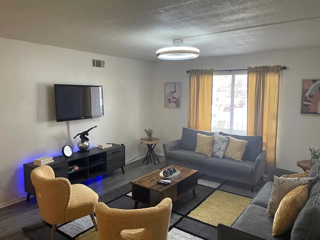 2 bed, 889 sqft, $1,550 — Photo 3