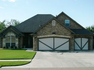 936 NE 28th St, Moore, OK 73160