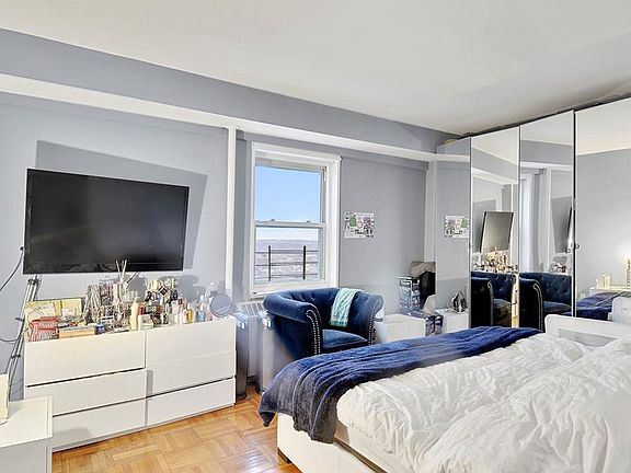 5th image of 3 Fordham Hill Oval APT 17B