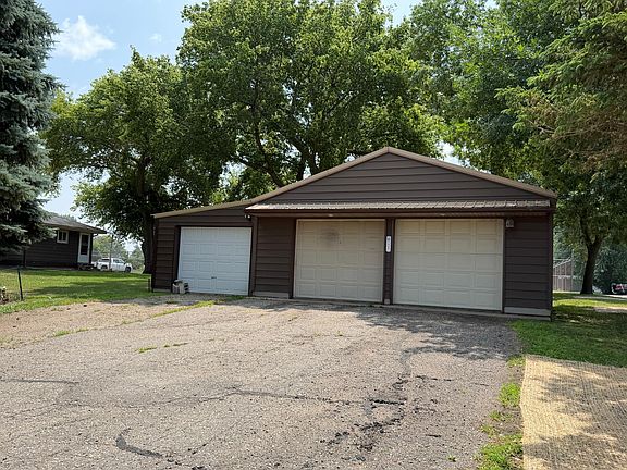 5th image of 202 Maple Ave S