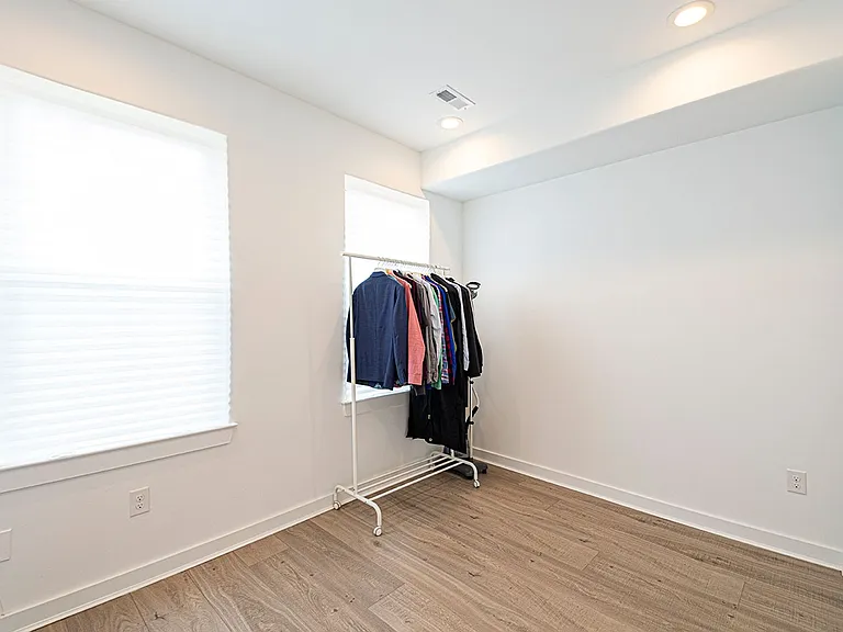 2137 Cross St — Photo 9