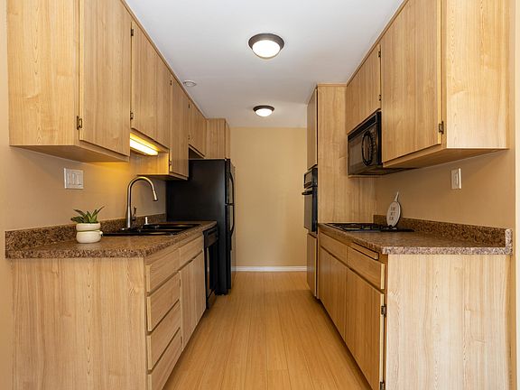 5th image of 5900 Canterbury Dr APT B113