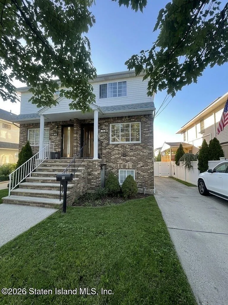3 bed, 1.5 bath, 2100 sqft, $3,600 — Photo 2