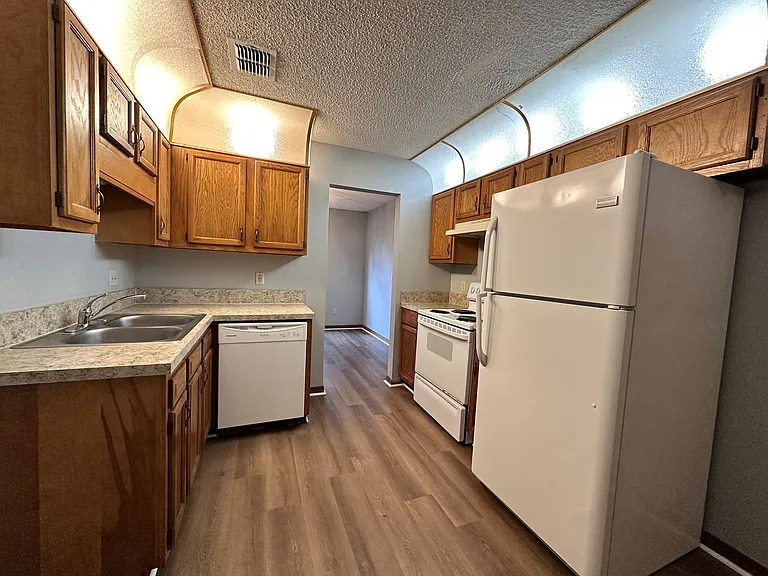 1114 Romaine Cir W — Photo 2