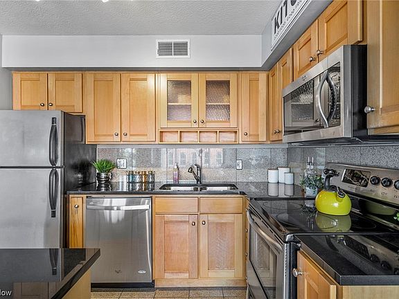 5th image of 2222 Detroit Ave APT 617