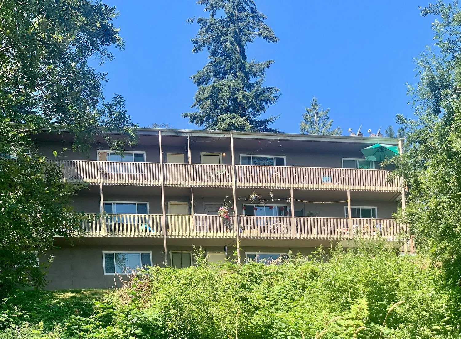 114 Beacon Hill Dr. — Photo 1
