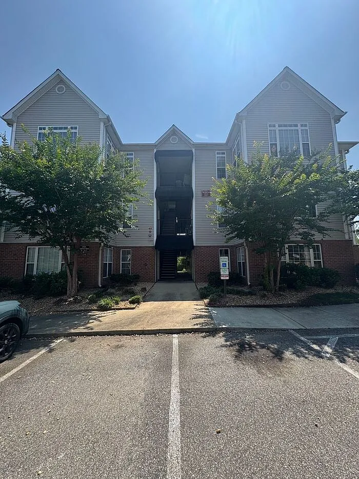 1 bed, 1.5 bath, 1003 sqft, $1,250 — Photo 1