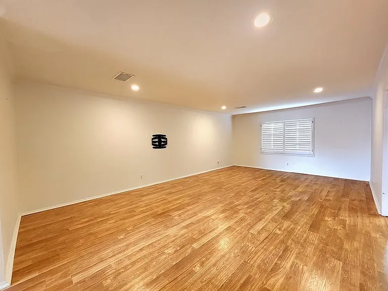 2305 Country Club Dr — Photo 2