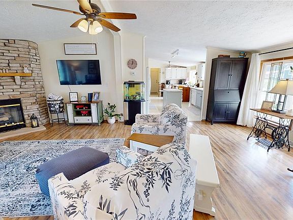 4th image of 410 E State St