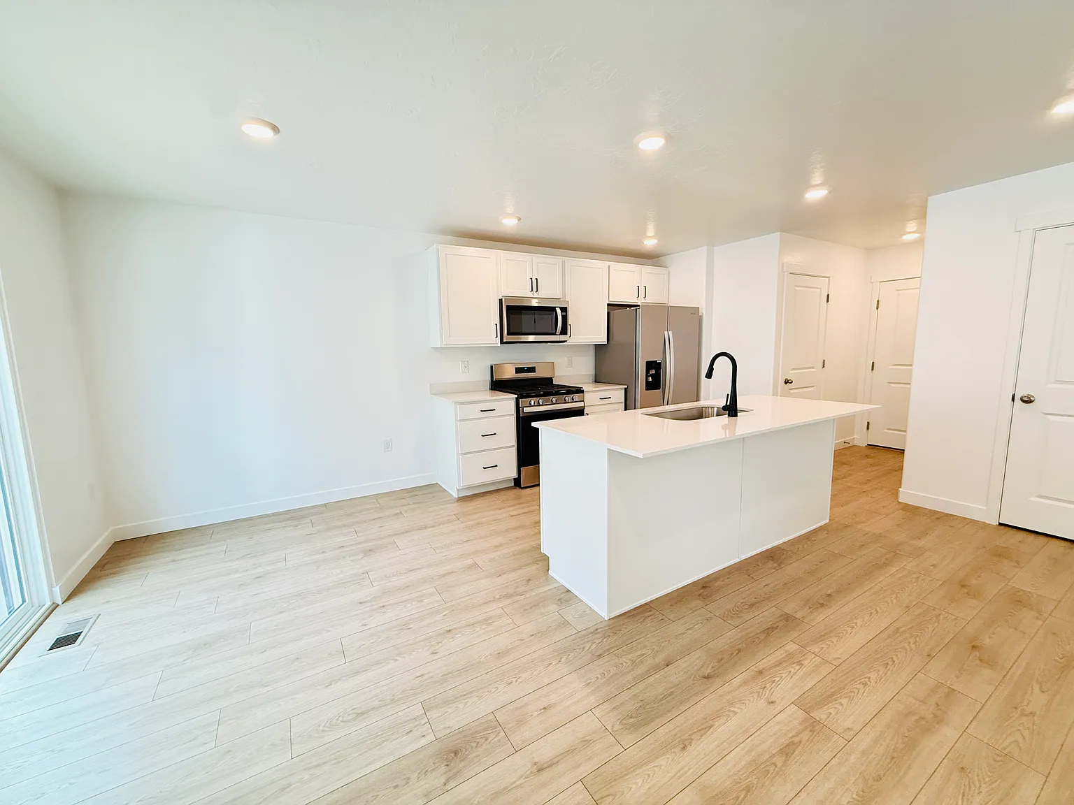 4 bed, 2.5 bath, 2248 sqft, $2,200 — Photo 3