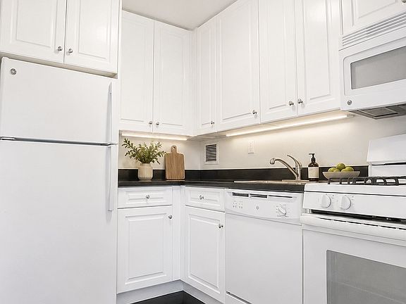 4th image of 201 E 12th St APT 303