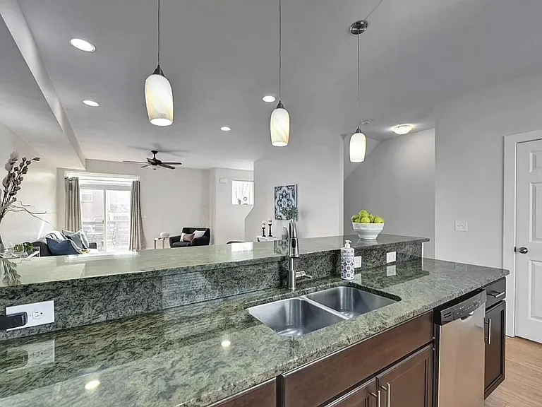 722 Starkweather Ave — Photo 3