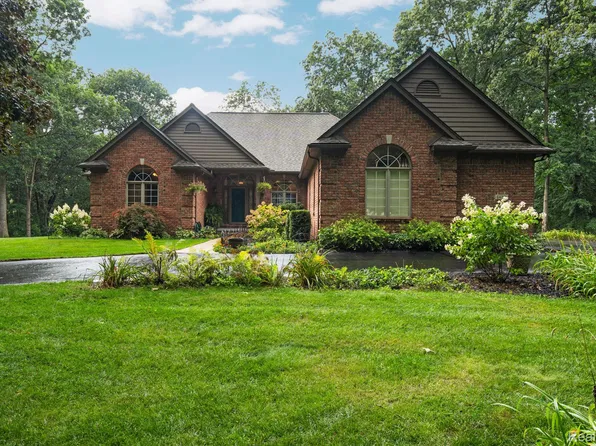 1438 Duff Ln, Milford, MI 48381