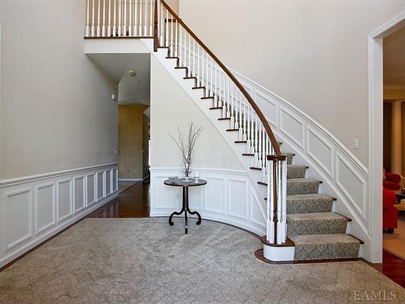 3rd image of 127 Stonewall Cir