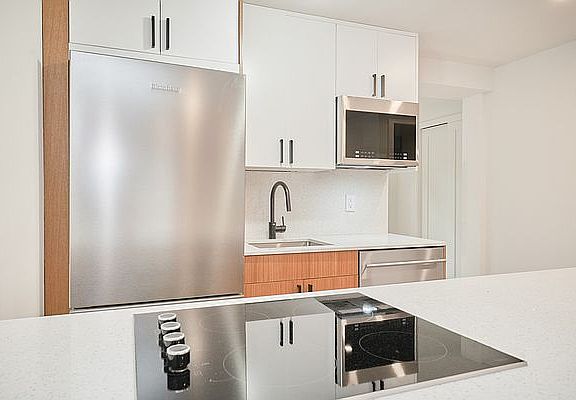 5th image of 103 W 10th St