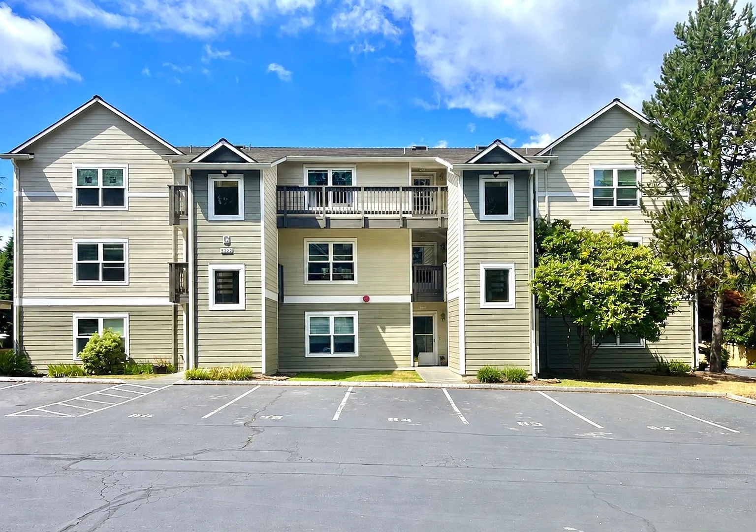 Kirkland 2BR Condo for Rent — Photo 1