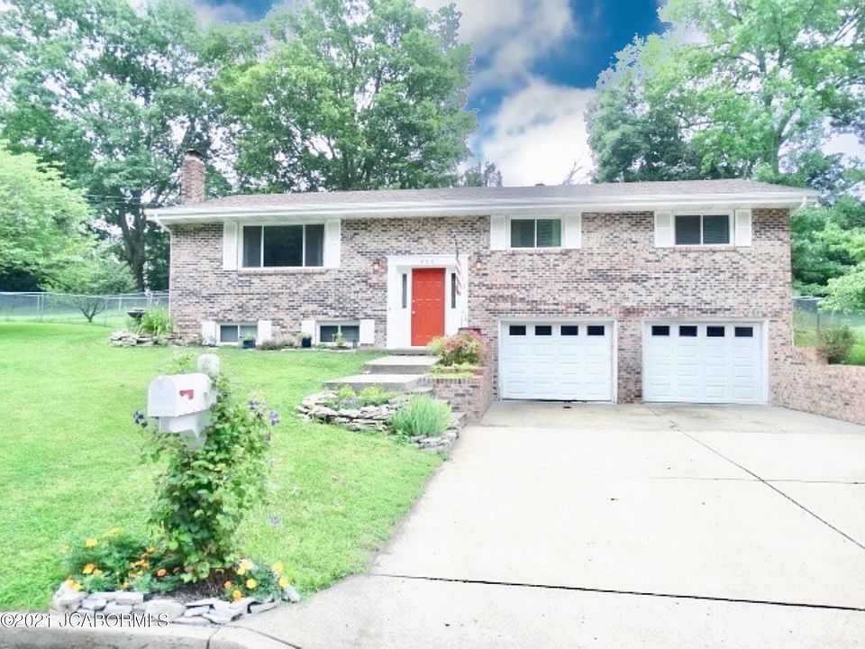 1st image of 806 Dean Dr