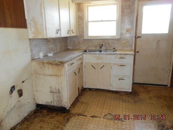 3rd image of 1043 S Houston St