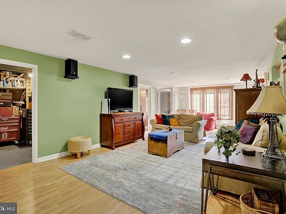 5th image of 932 Stewart Ave