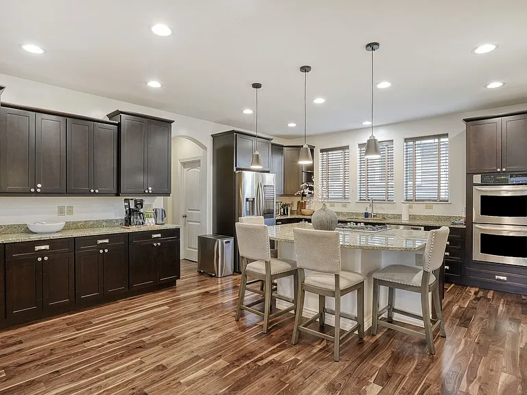 KITCHEN/ISLAND
