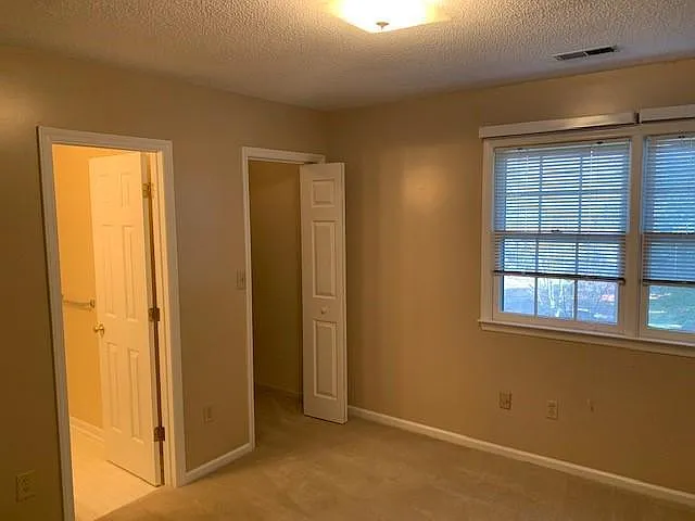 112 Lake Hollow Cir — Photo 8