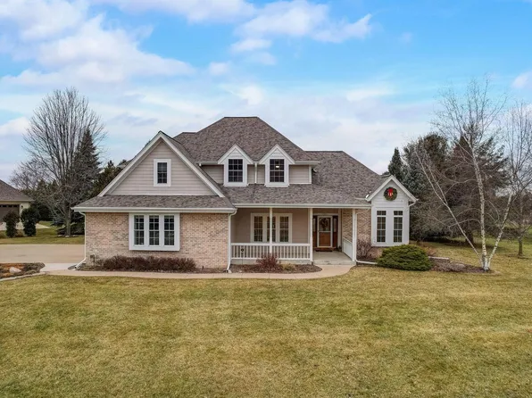 2335 North Forest RUN, Summit, WI 53066