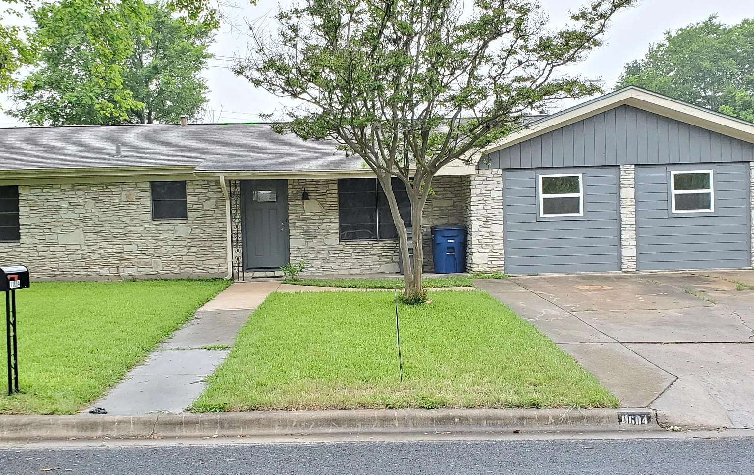 11604 N Oaks Dr — Photo 1