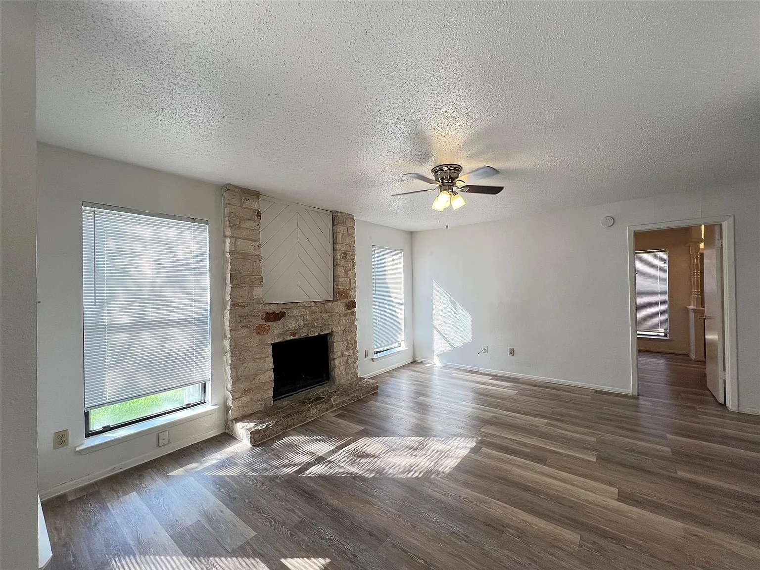 2 bed, 2.0 bath, 952 sqft, $1,050 — Photo 2